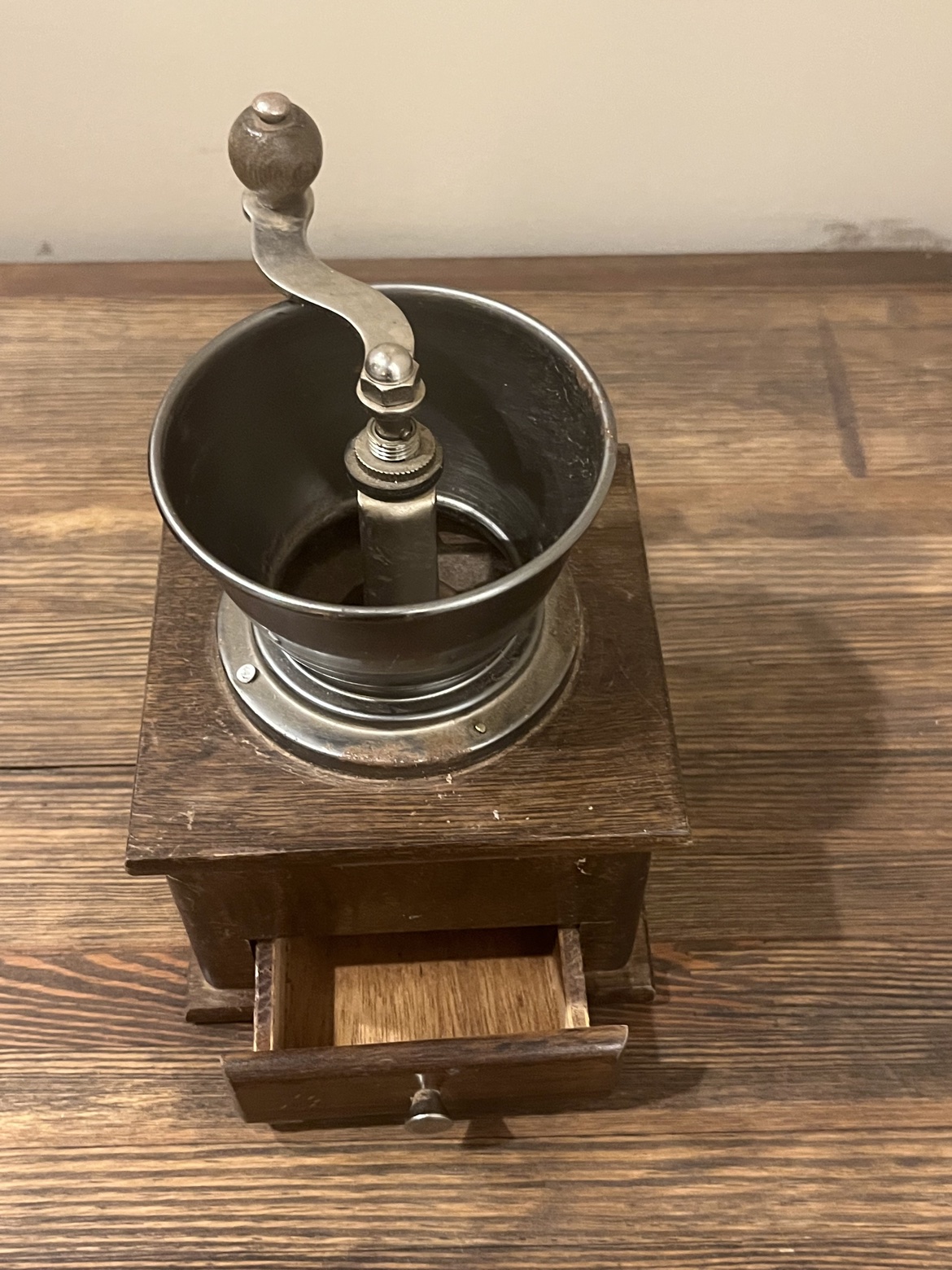 Front view with the grounds drawer open