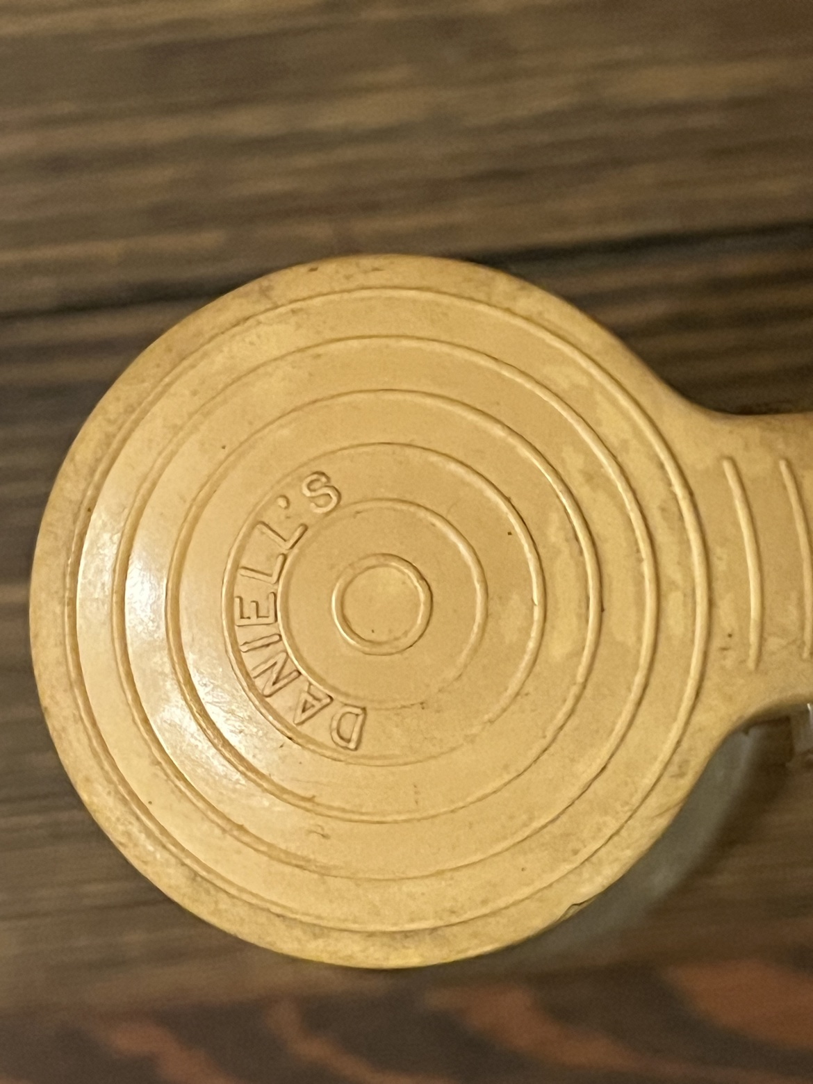 Close-up of the Dandell's mark on the yellow lid
