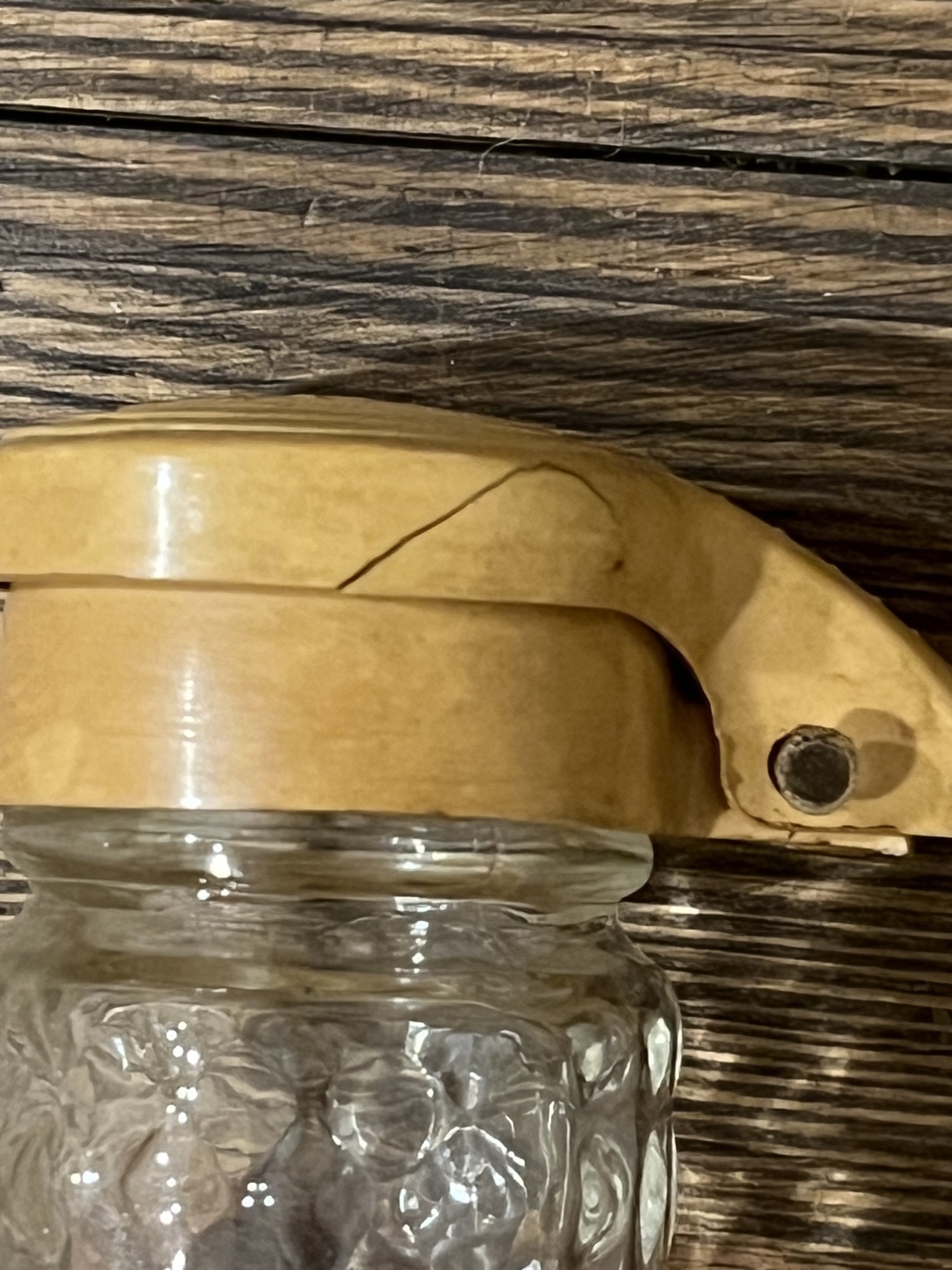 Close-up of the crack in the yellow lid